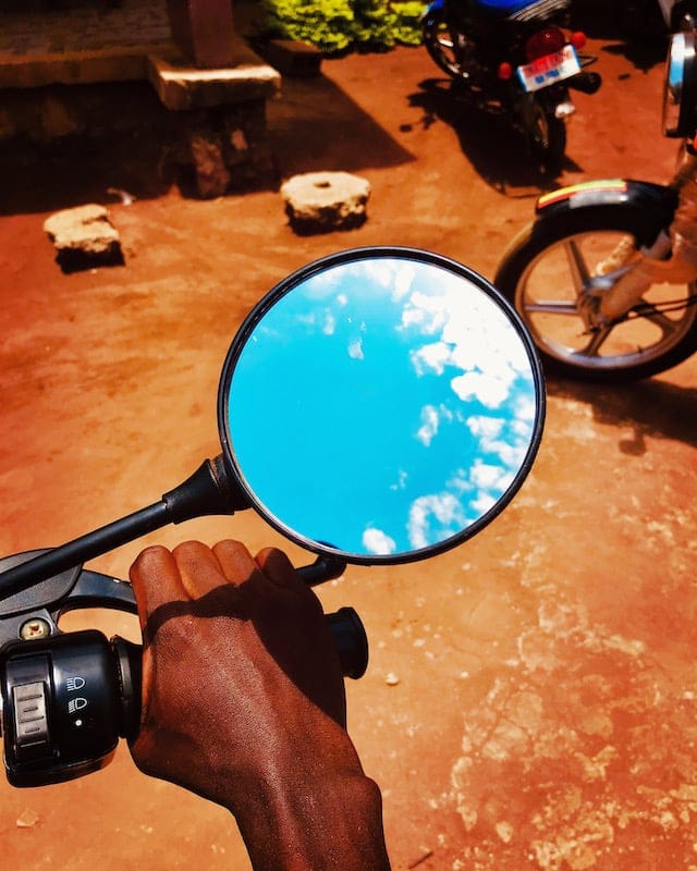 Ciel bleu, terre rouge (Red earth, blue sky) by Terae Soumah, Photograph